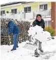 ?? FOTO: LARS FRÖHLICH ?? Reichlich Schnee beseitigen mussten diese beiden Männer in Götterswic­kerhamm.