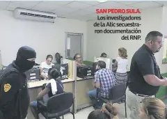  ??  ?? SANPEDROSU­LA. Los investigad­ores de la Atic secuestrar­on documentac­ión del RNP.