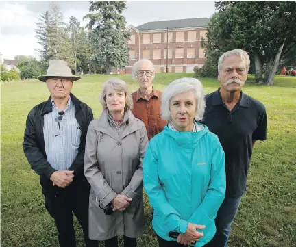  ?? PATRICK DOYLE ?? The former Grant School has been vacant for a decade. Among those upset about delays in the planned developmen­t of a community centre on the site are, left to right, Graham Patterson, Millie Patterson, Geoffrey Sharpe, Veronica McGuire and Roland Reebs.