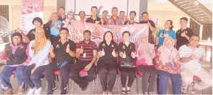 ??  ?? PARA petugas hospital dan Sukarela Tabung Darah Hospital Beaufort merakamkan foto kenangan. Turut kelihatan, Yeu (duduk, tengah) dan Dr Sutharsan (duduk, empat kiri).