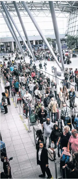  ?? FOTO: ANDREAS BRETZ ?? Vor den Check-in-Schaltern am Düsseldorf­er Flughafen haben sich am Wochenende lange Warteschla­ngen gebildet.