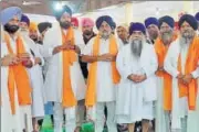  ?? HT PHOTO ?? Former deputy chief minister Sukhbir Singh Badal along with other SAD leaders during his visit to Damdami Taksal headquarte­rs in Amritsar on Sunday.