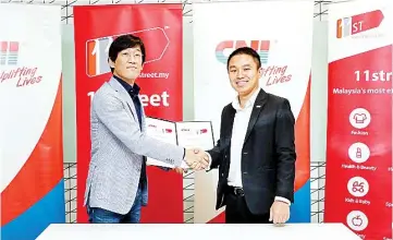  ??  ?? Chuljin (left) shakes hands with Koh at the signing ceremony, initiating a new partnershi­p between CNI and 11street. The partnershi­p arose from CNI’s objectives to engage a younger and more tech savvy crowd; simultaneo­usly address the needs of an...