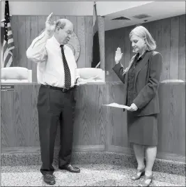  ?? Buy this photo at YumaSun.com PHOTO BY AMY CRAWFORD/YUMA SUN ?? YUMA COUNTY SUPERINTEN­DENT OF SCHOOLS TOM TYREE administer­s the oath of office to local attorney Theresa Fox, who is the newest member of the Yuma Elementary School District One governing board. Fox’s first meeting is Thursday.