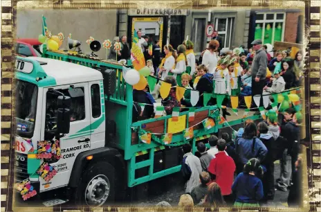  ?? (Photo courtesy of Maureen O’Regan) ?? A great photograph of the scene as the St Patrick’s Day parade went through Fermoy in the year 2000.