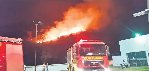  ?? FOTOS: YOSEPH AMAYA ?? ALERTA. Los bomberos atendieron el fin de semana un incendio en el cerro ubicado cerca del parque acuático Zizima, en el bulevar del este.