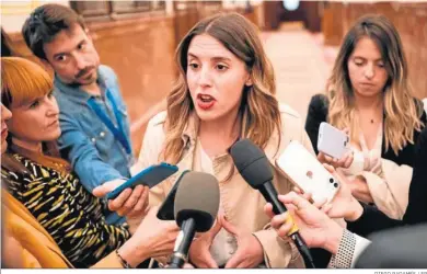  ?? DIEGO RADAMÉS / EP ?? La ministra de Igualdad, Irene Montero, atiende a medios durante una sesión plenaria en el Congreso.