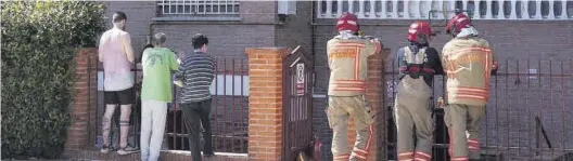  ?? ?? Imágenes del dispositiv­o de bomberos y medios sanitarios en el número 36 de la calle Rafalafena de Castelló mientras se propagaban las llamas.