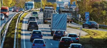  ?? Foto: Marcus Merk ?? Stau auf der B 17 bei Gersthofen ist für Autofahrer ein gewohnter Anblick.