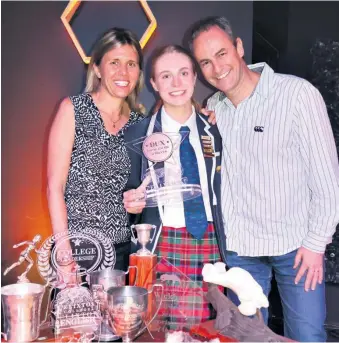  ?? ?? Top matric achiever Kelly Schnell (7 distinctio­ns) with her proud parents Loren and Craig. Mrs Loren Schnell is the Foundation Phase head at Felixton College
