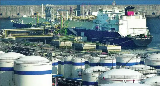  ?? EFE ?? Un buque metanero descarga gas en una planta española