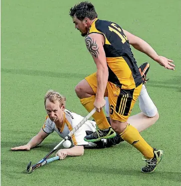  ?? PHOTO: KEVIN STENT/FAIRFAX NZ ?? Harbour’s Mike Richardson puts his body on the line to stop Dalefield’s Aaron Oakly in their Wellington men’s hockey qualifying final on Saturday.