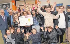  ?? FOTO: MARGRET WELSCH ?? Unbändige Freude über den ersten Preis bei der Klasse 9a mit ihrer Lehrerin Anja Locher (mit Urkunde). Mit ihnen freut sich Rektor Günter Erdmann und Alfred Schick (von links).