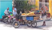  ?? COURTESY OF CHARLES BENNETT ?? Street vendors sell vegetables and fruit in Holguín.