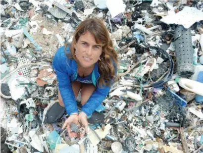  ?? FOTO UNIVERSITY OF HAWAÏ ?? Onderzoeks­ter Sarah-Jeanne Royer tussen het plastic afval op Kamilo Point op Hawaï.