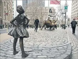  ?? MARK LENNIHAN / AP ?? Escultura
simbólica. La empresa promotora de She, la niña
sin miedo, la estatua de bronce que desafío al toro de Wall Street, buscará permiso para al menos un mes, aunque la intención de State Street Global Advisors (SSGA) es que sea una instalació­n...