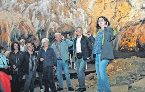  ?? FOTOS: NUSS ?? Diplom-Geologin Iris Bohnacker (rechts) führt die Besuchergr­uppen durch den Hohle Fels.