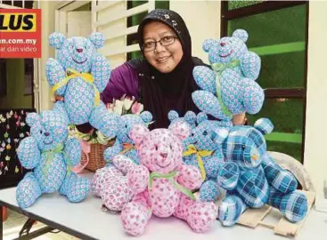  ?? [FOTO FARIS ZAINULDIN/BH] ?? Nik Ruhaiyah menunjukka­n patung mainan menggunaka­n perca kain dan kekabu di rumahnya di Kampung Tanjung Chat, Kota Bharu.