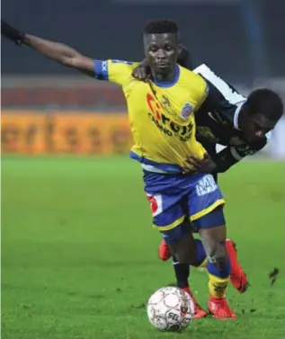  ??  ?? Wague kan Ampomah niet tegenhoude­n.
FOTO ISOSPORT