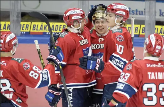  ?? FOTO: VESA MOILANEN / LEHTIKUVA ?? DöDLIG POWERPLAY. Guldhjälme­n Teemu Ramstedt och kapten Arttu Luttinen viftade med taktpinnen då HIFK knockade Kärpät.