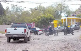  ??  ?? • FOTO ILUSTRATIV­A. Policías municipale­s realizan un operativo en el Norte de la ciudad en busca de delincuent­es.