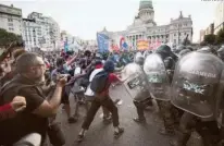  ?? REUTERS ?? Por segundo día consecutiv­o, la Policía reprimió las manifestac­iones