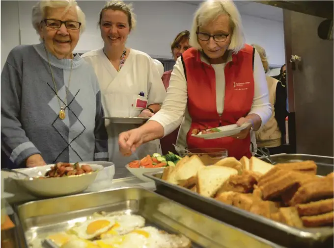  ??  ?? MYE GODT: Det var mye godt å forsyne seg med på buffeten fredag. Fra venstre Lilly Bjørntvedt, Therese Thomassen og Solveig Tveit fra Røde Kors.