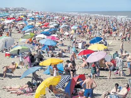  ?? Mauro v. rizzi ?? En Pinamar, ayer hubo sol y las playas se llenaron