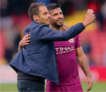  ?? GETTY ?? Tripletta e selfie: un invasore blocca Sergio Aguero, per nulla intimorito e disponibil­e al sorriso