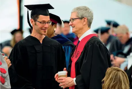  ?? (foto Afp) ?? In toga Il ceo di Apple Tim Cook con uno degli studenti del Mit di Boston davanti ai quali ha pronunciat­o il suo discorso