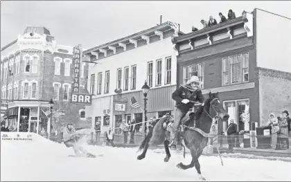  ??  ?? En las calles de Leadville, Colorado, una pareja de concursant­es muestra sus habilidade­s en la competenci­a anual de esquí propulsado por un jinete ■ Foto Afp