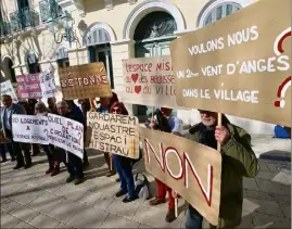  ?? (Photo Luc Boutria) ?? Une trentaine de manifestan­ts était réunie devant la mairie hier matin.