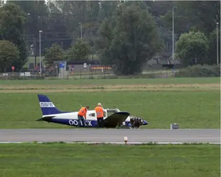  ?? FOTO BFM ?? Het vliegtuig, een acht jaar oude Piper Warrior, belandde gehavend naast de landingsba­an.