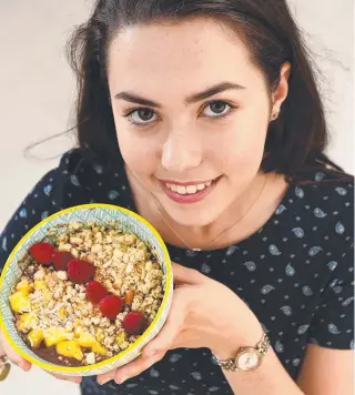  ?? Picture: JOHN GASS ?? Zoe Platt, 17, of Paradise Point, makes her own acai bowls at home.