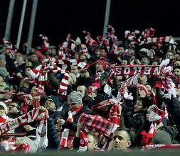  ?? (LaPresse) ?? Entusiasmo La curva biancoross­a allo stadio Menti