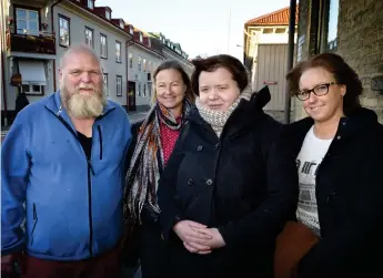  ?? Bild: ANNIKA KARLBOM ?? SÖKER LOKAL. Leo Rudolphzon, Maria Johansson, Charlotte Claesson och Åsa Karlsson har gjort en skrivelse till Varbergs beslutsfat­tare.