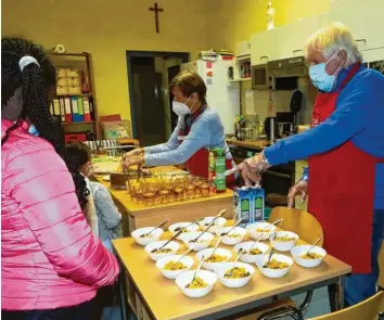  ?? Foto: Annette Zoepf ?? Müsli und Cornflakes sind vorbereite­t für die hungrigen Kinder der Ulrichschu­le. Heidi Greineder und Rolf Raquet geben das Früh‰ stück aus.