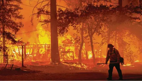  ?? Foto: Noah Berger/AP, dpa ?? Waldbrände in Kalifornie­n, hier Plumas County, sind nichts Ungewöhnli­ches. Was Fachleute aber besorgt, ist die Tatsache, dass die Flächenbrä­nde in diesem Jahr so früh be‰ gonnen haben. Und, sagt ein Experte: Sie sind „heißer, häufiger und größer“.