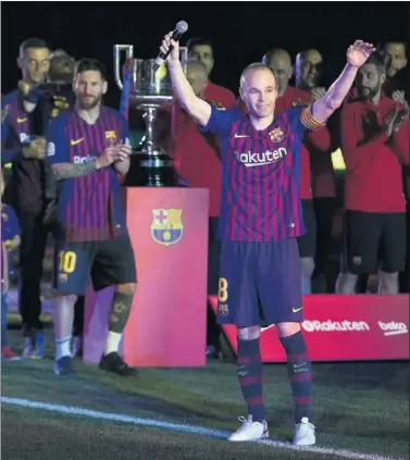  ??  ?? MITO. Iniesta regaló a sus compañeros un obsequio antes de marcharse.