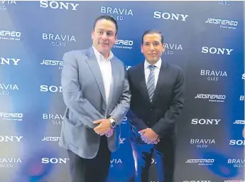  ??  ?? Hugo Maldonado, gerente de Sony, junto a Juan Carlos Sorto, gerente comercial de Jetstereo.