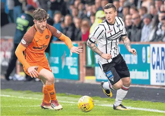  ?? Picture: SNS Group. ?? United defender Anthony Ralston keeps a close eye on Pars midfielder Fraser Aird.