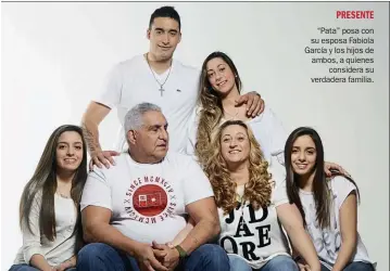  ??  ?? PRESENTE “Pata” posa con su esposa Fabiola García y los hijos de ambos, a quienes considera su verdadera familia.