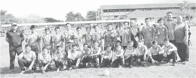  ??  ?? PEMAIN SK Pantai (berdiri) bergambar kenangan bersama pemain SK Lubok Temiang sebelum perlawanan akhir bermula.