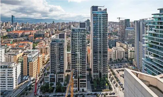  ??  ?? Il fronte nord interament­e vetrato delle tre torri affaccia sul porto di Beirut. Il complesso contiene 149 appartamen­ti di vario taglio. The entirely glazed north front of the three towers facing onto Beirut harbour. The complex contains 149 apartments...