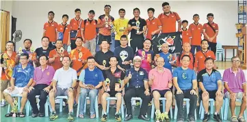  ??  ?? Prize winners, organisers and Dr Chen (seated fourth right) in a group photo.