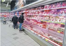  ?? FOTO: MANUEL GEISSER/IMAGO IMAGES ?? Fleischaus­lage in einer Kaufland-Filiale: Mit dem verbindlic­hen Tierhaltun­gskennzeic­hen sollen Verbrauche­r auf einen Blick erkennen können, wo und unter welchen Bedingunge­n das Tier gelebt hat.