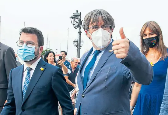  ?? ?? Daumen hoch, alles wieder in Ordnung. Nach seiner kurzzeitig­en Festnahme war Carles Puigdemont in Sardinien gefragtes Fotomotiv.