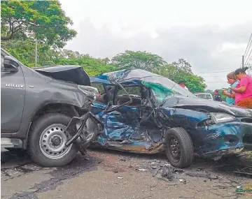  ??  ?? Por invasión de carril. El motorista de un tercer vehículo, que huyó del lugar del accidente, invadió el carril en el que iba el sedán y este lo hizo en el que se desplazaba el de la CCR.