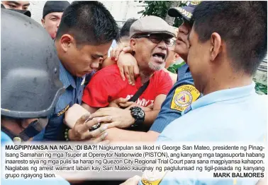  ?? MARK BALMORES ?? MAGPIPIYAN­SA NA NGA, ‘DI BA?! Nagkumpula­n sa likod ni George San Mateo, presidente ng PinagIsang Samahan ng mga Tsuper at Opereytor Nationwide (PISTON), ang kanyang mga tagasuport­a habang inaaresto siya ng mga pulis sa harap ng Quezon City Regional...