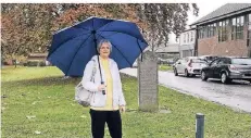  ?? FOTO: SCHUM ?? Carola Westerheid­e (CDU) vor der evangelisc­hen Kirche an der Bismarckst­raße. Auf der Freifläche könnte eine neue Kita entstehen.